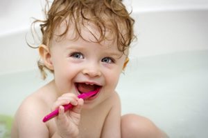 Hoe de tanden van baby's schoon te maken